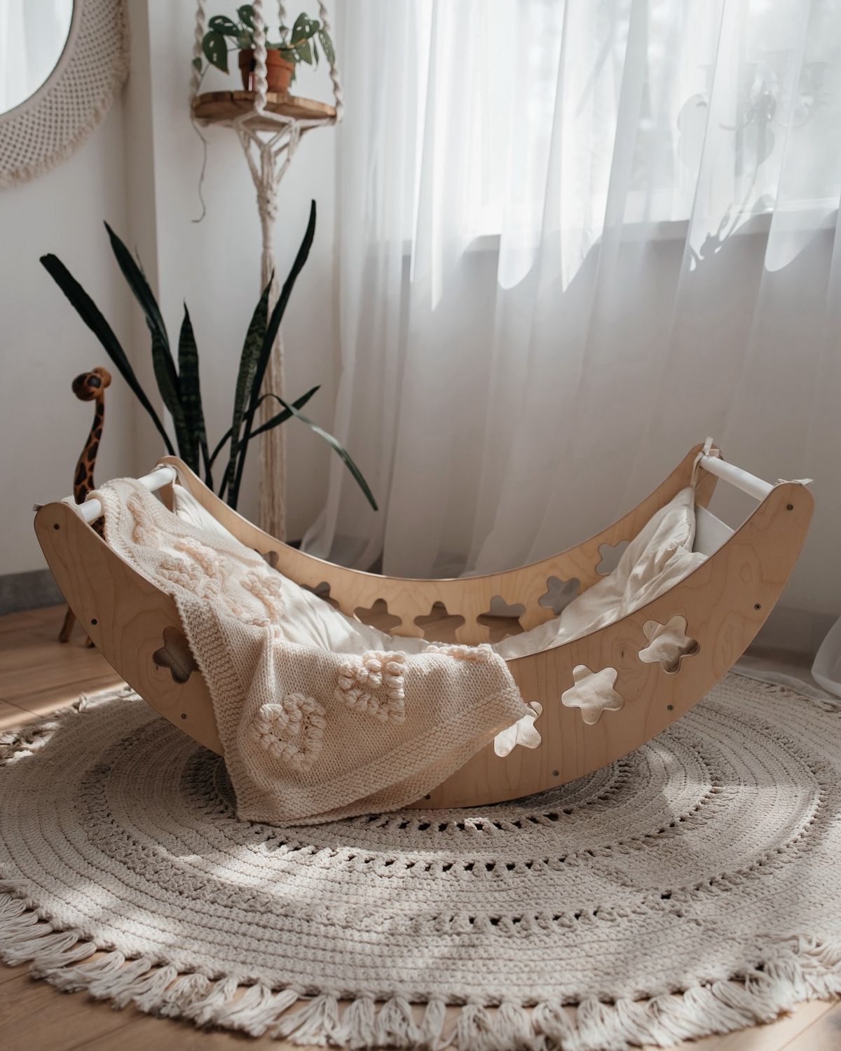 Montessori Ahşap Sallanan Beşik – Yıldız Kesim Tasarım | %100 Doğal Ahşap Baby Rocker