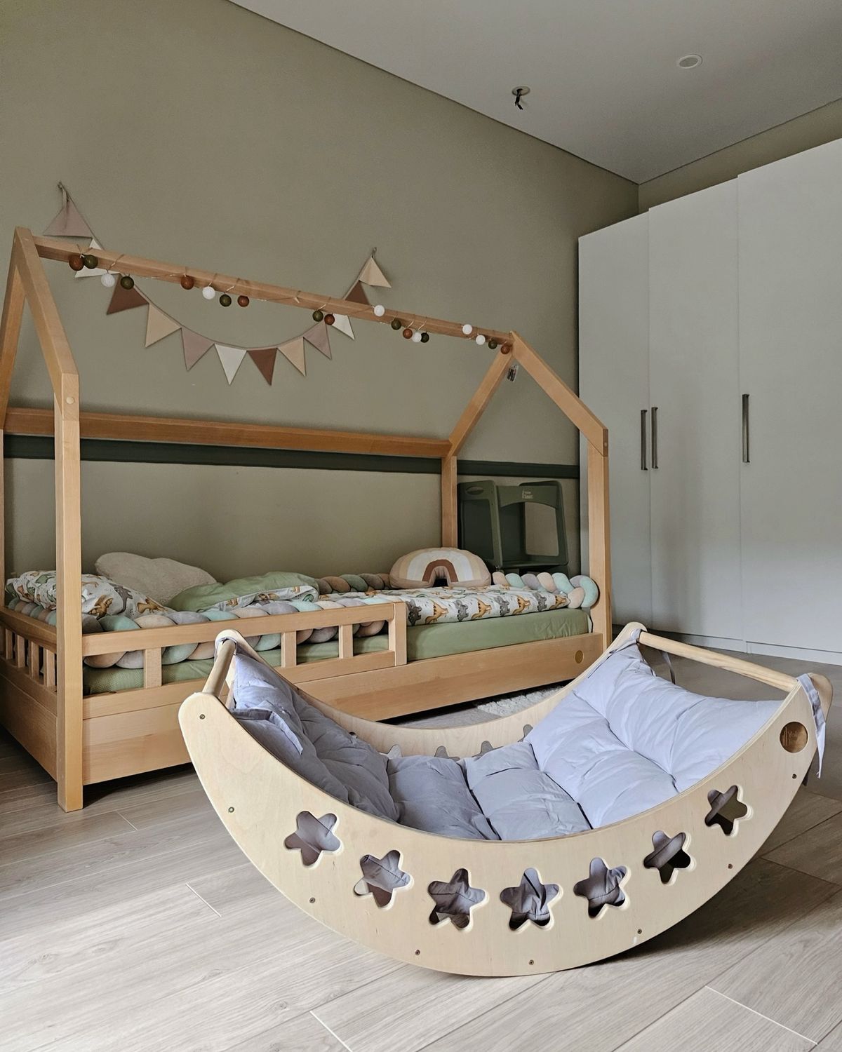 Montessori Ahşap Sallanan Beşik – Yıldız Kesim Tasarım | %100 Doğal Ahşap Baby Rocker