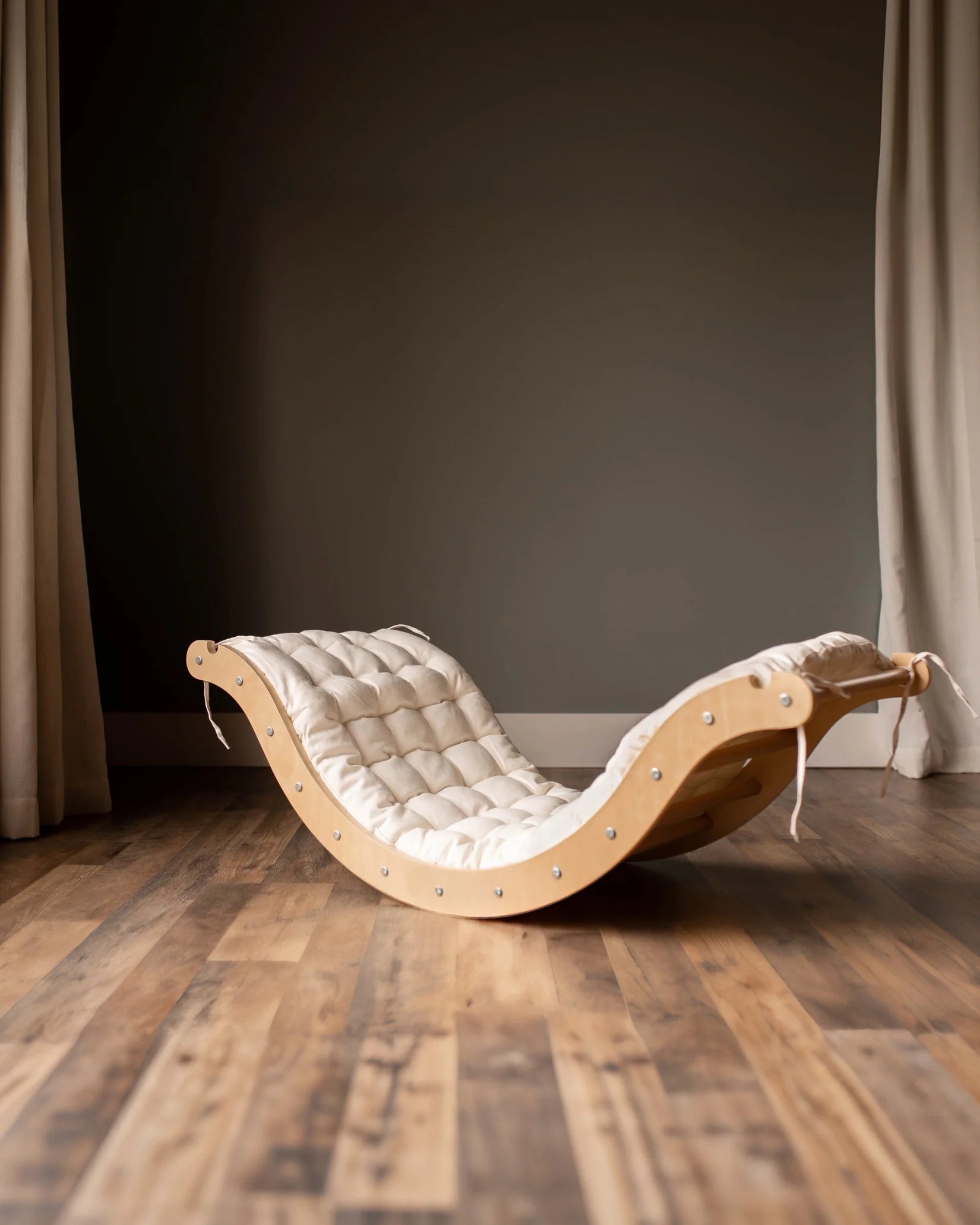 🌿 Doğal Ahşap Denge Tahtası – Minder Dahil | Yetişkin ve Çocuklar İçin Bej Minderli