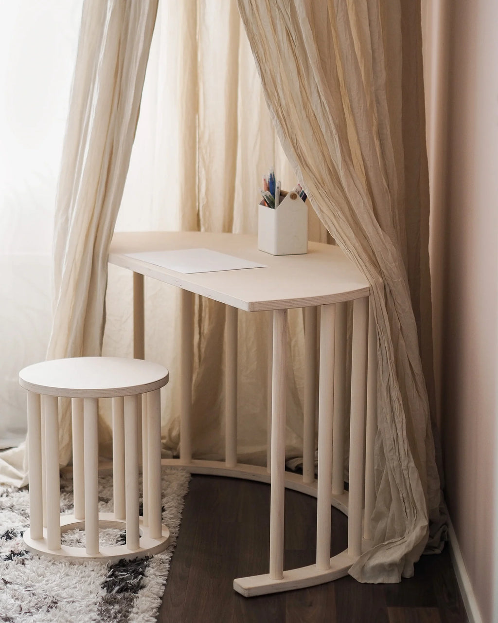 Minimalist Çocuk Masası – Dekoratif, Oyun ve Öğrenme Alanı (Kayın Ağacı)