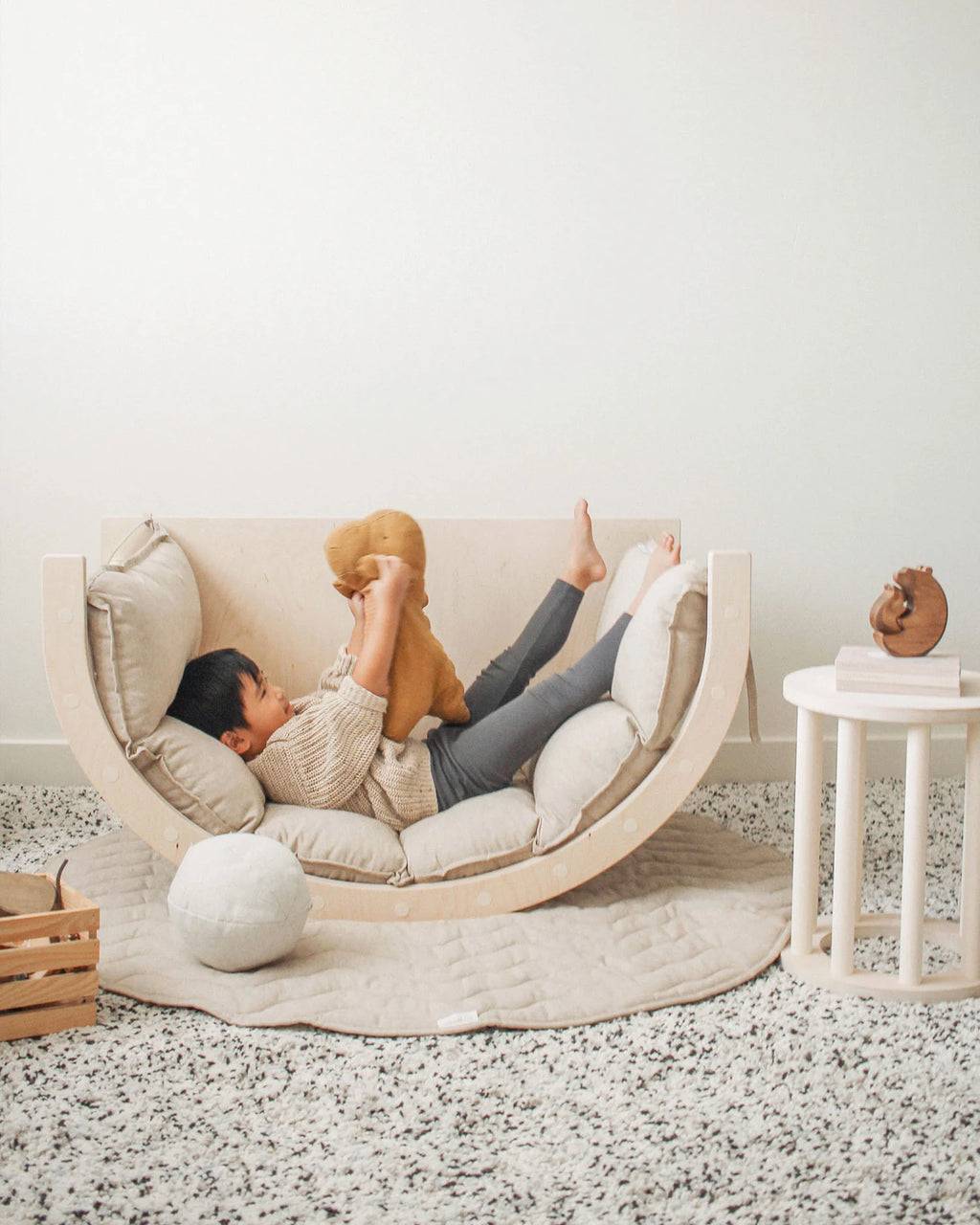 Minimalist Çocuk Masası – Dekoratif, Oyun ve Öğrenme Alanı (Kayın Ağacı)