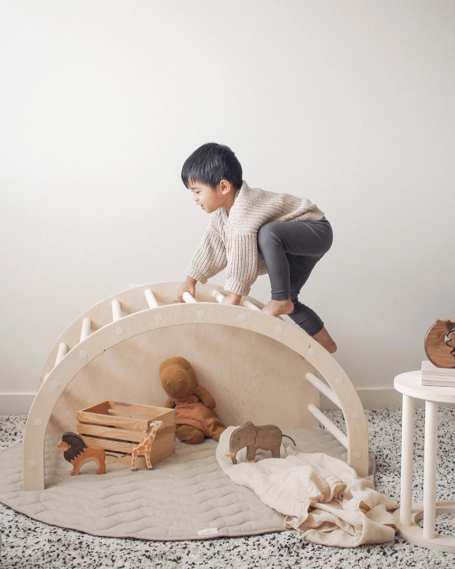 Minimalist Çocuk Masası – Dekoratif, Oyun ve Öğrenme Alanı (Kayın Ağacı)